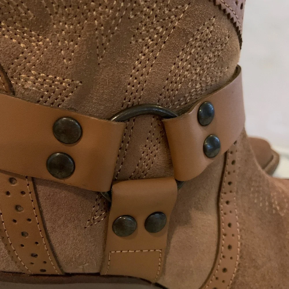 Dingo Gummy Bear Harness Western Ankle Booties Snip Toe Camel Suede Size 6.5